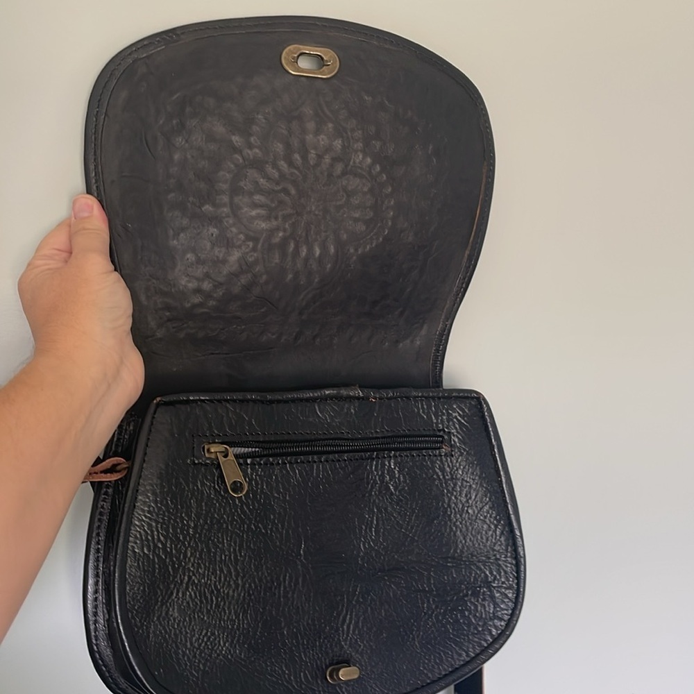 Genuine leather Moroccan hand tooled black leather saddle bag - Picture 8 of 14